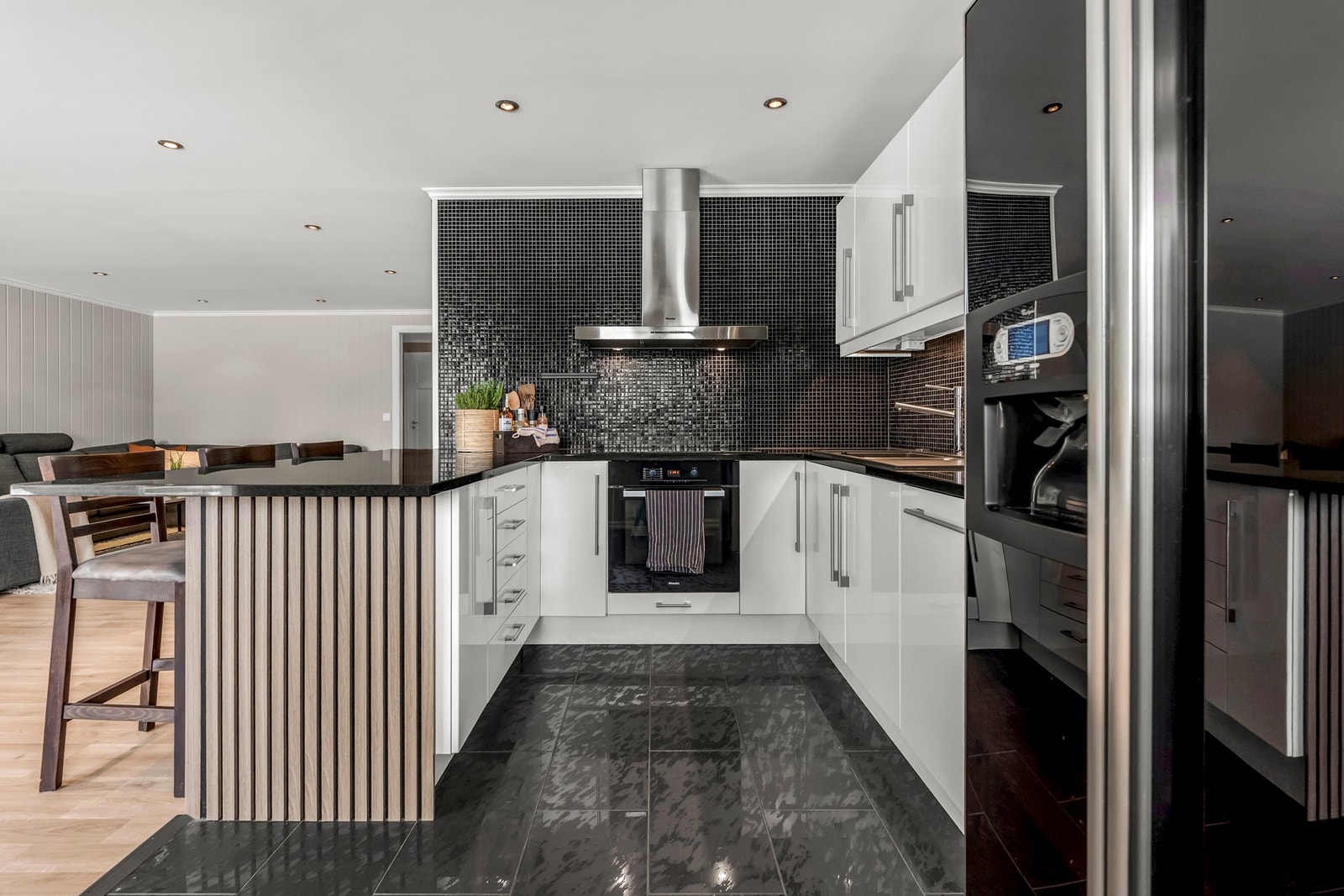 Kjøkkenet har integrert stekeovn, steketopp, oppvaskmaskin og mikro. Galleribilde