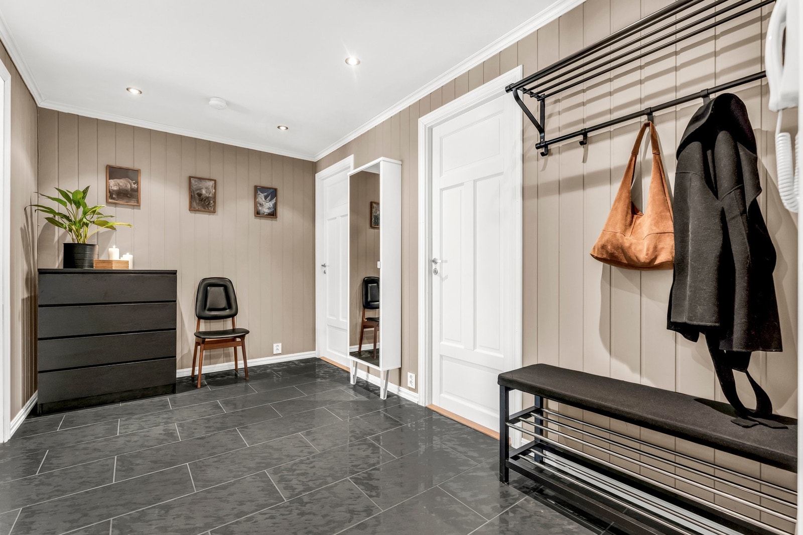 Entré/gang fra en annen vinkel. Galleribilde