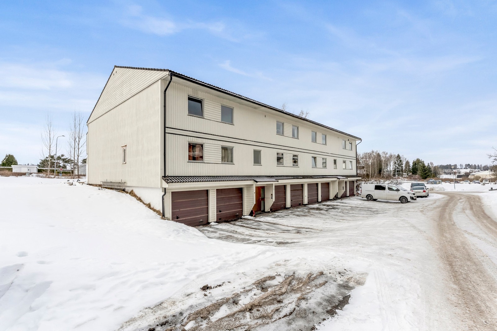 Det er en romslig garasje og meget romslig bod i underetasjen. Galleribilde