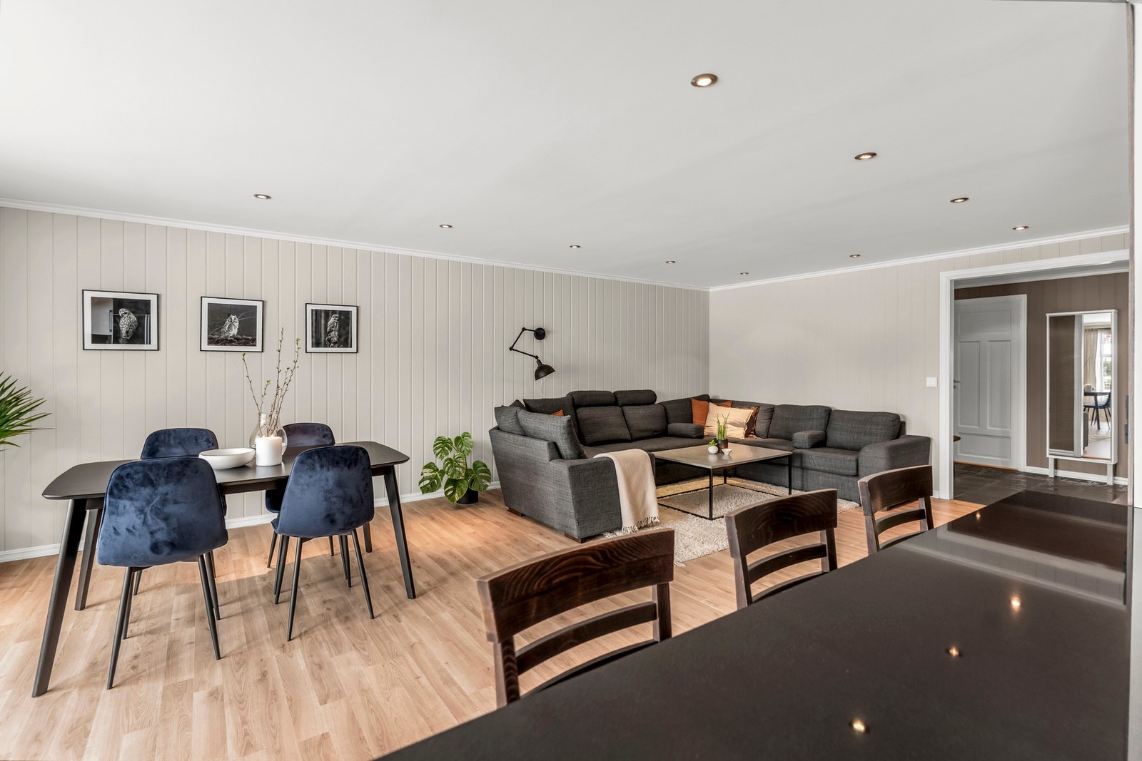 Stuen har nytt gulv og nyere oppussede overflater. Galleribilde