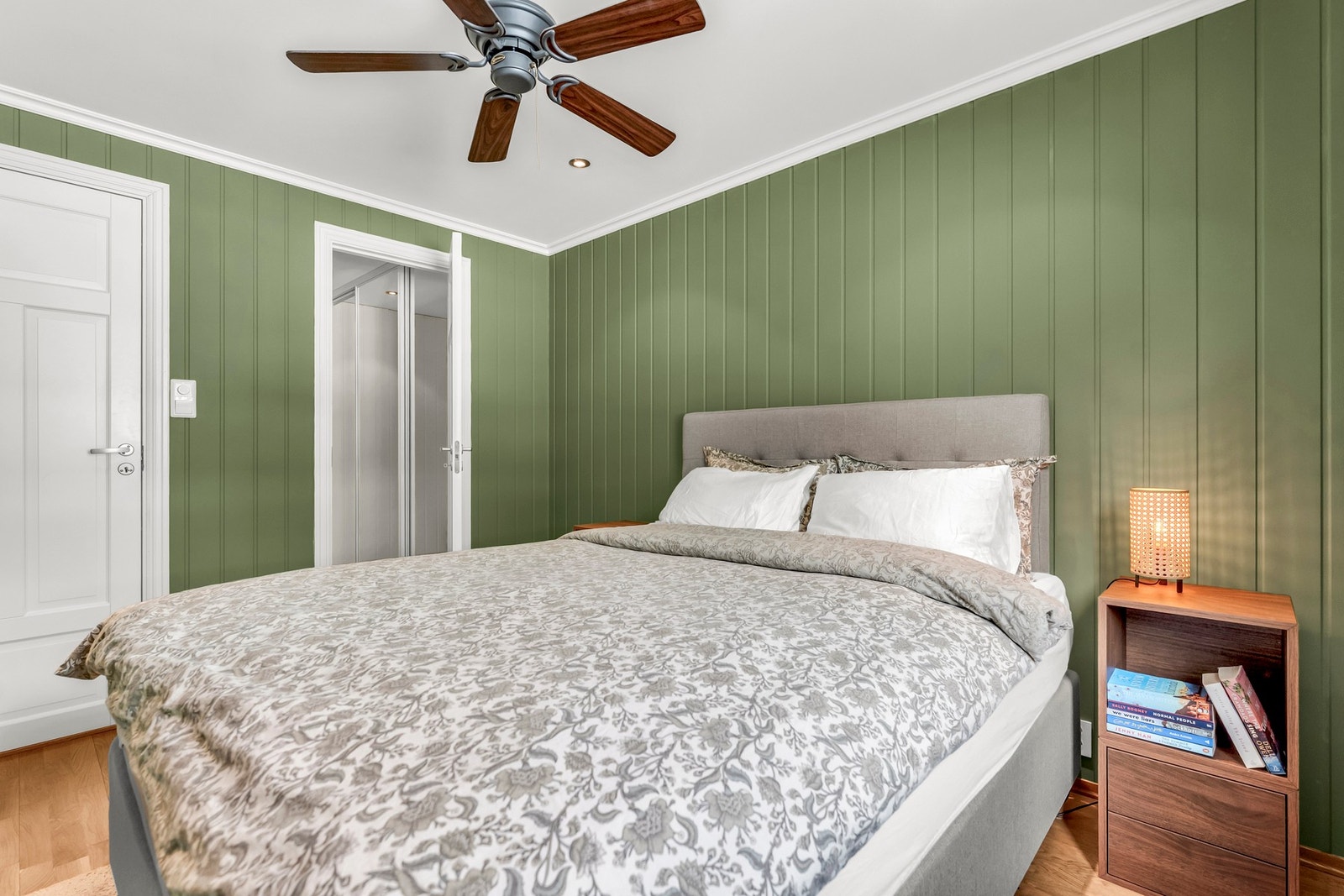 Det er dør inn til walk-in-closet fra hovedsoverommet. Galleribilde