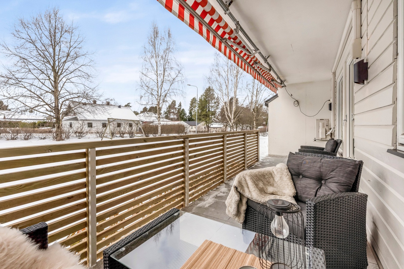 Solrik terrasse med trapp ned til felles hage. Det er lagt ny membran og nye fliser på terrassen Galleribilde