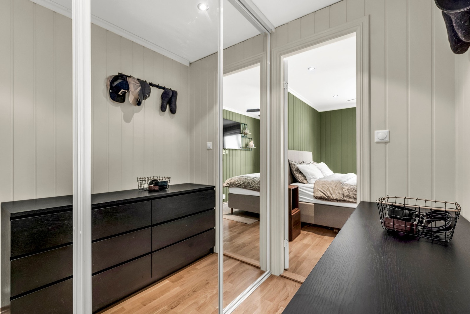 Walk-in-closet med flott skyvedørsgarderobe i tilknytning til hovedsoverommet. Galleribilde