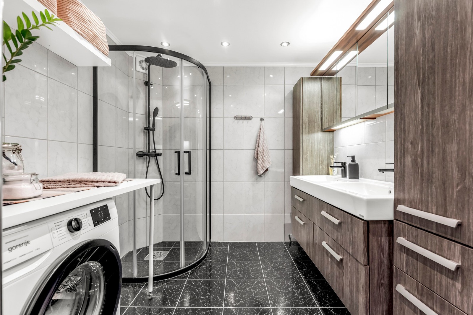 Pent flislagt bad/wc med flott, romslig innredning . Galleribilde