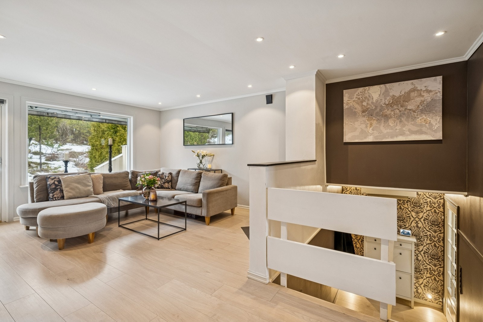 Stue med gode vindusflater som gir mye lys Galleribilde