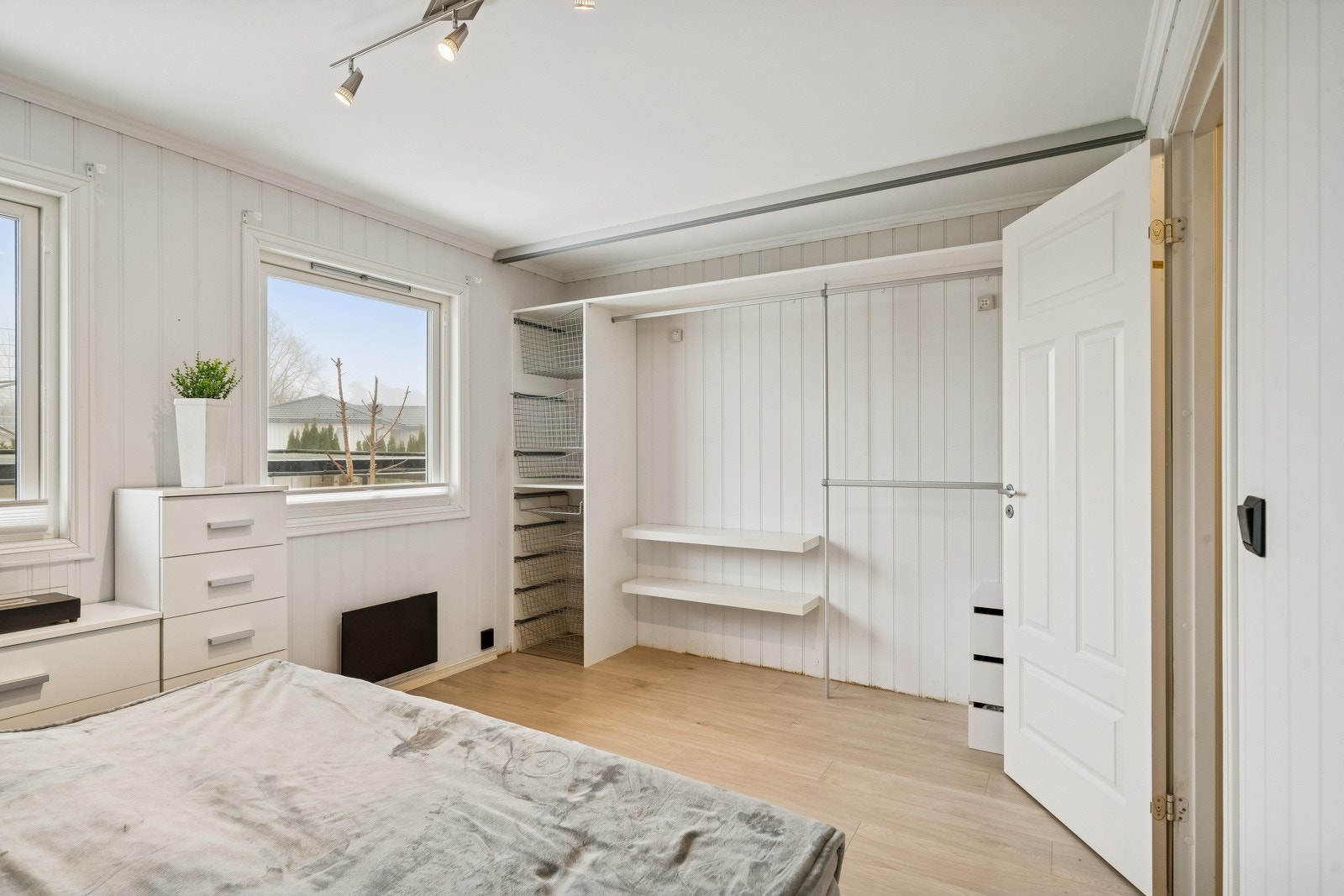 Soverom har god garderobe Galleribilde