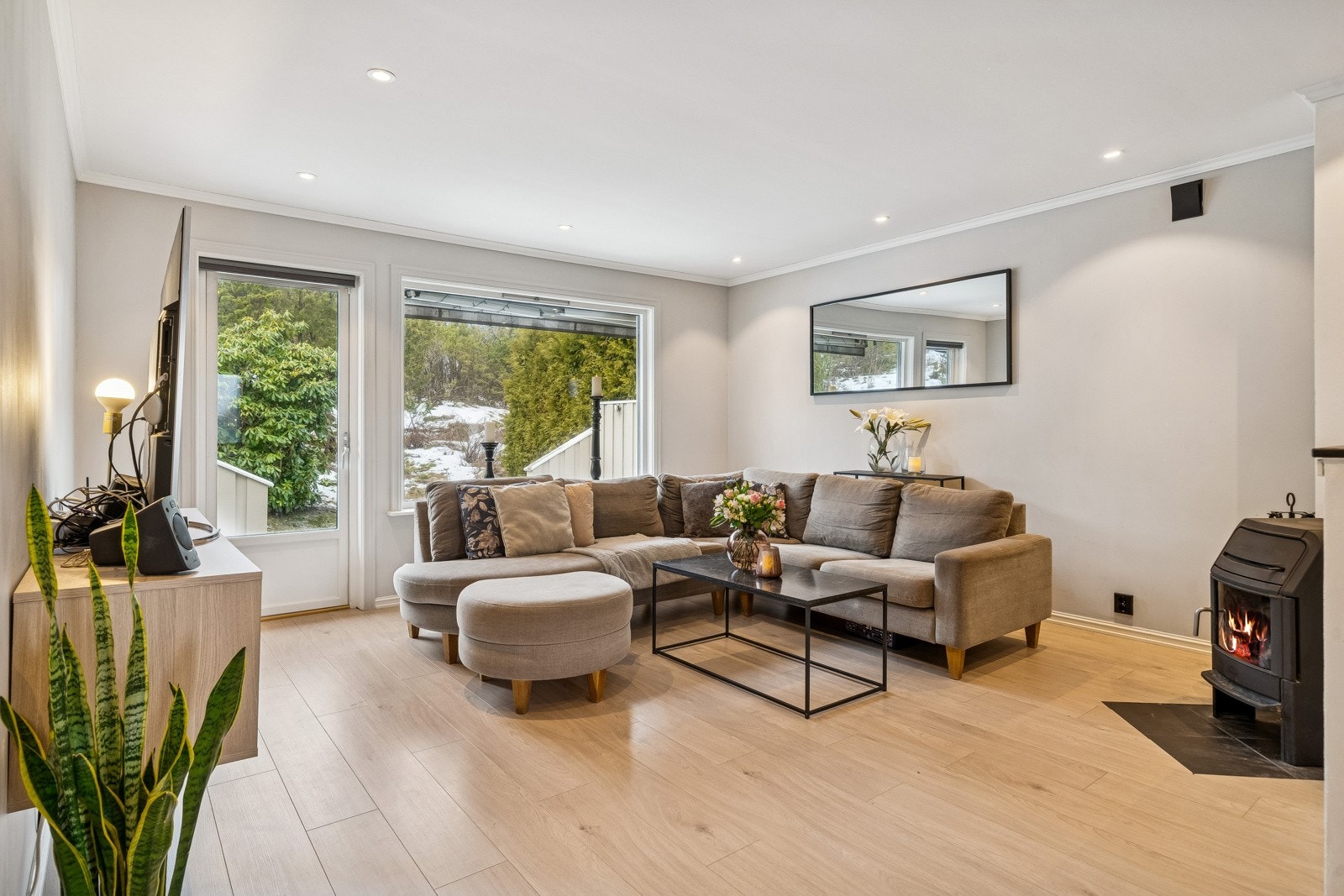 Lekker stue med utgang til solfylt terrasse Galleribilde