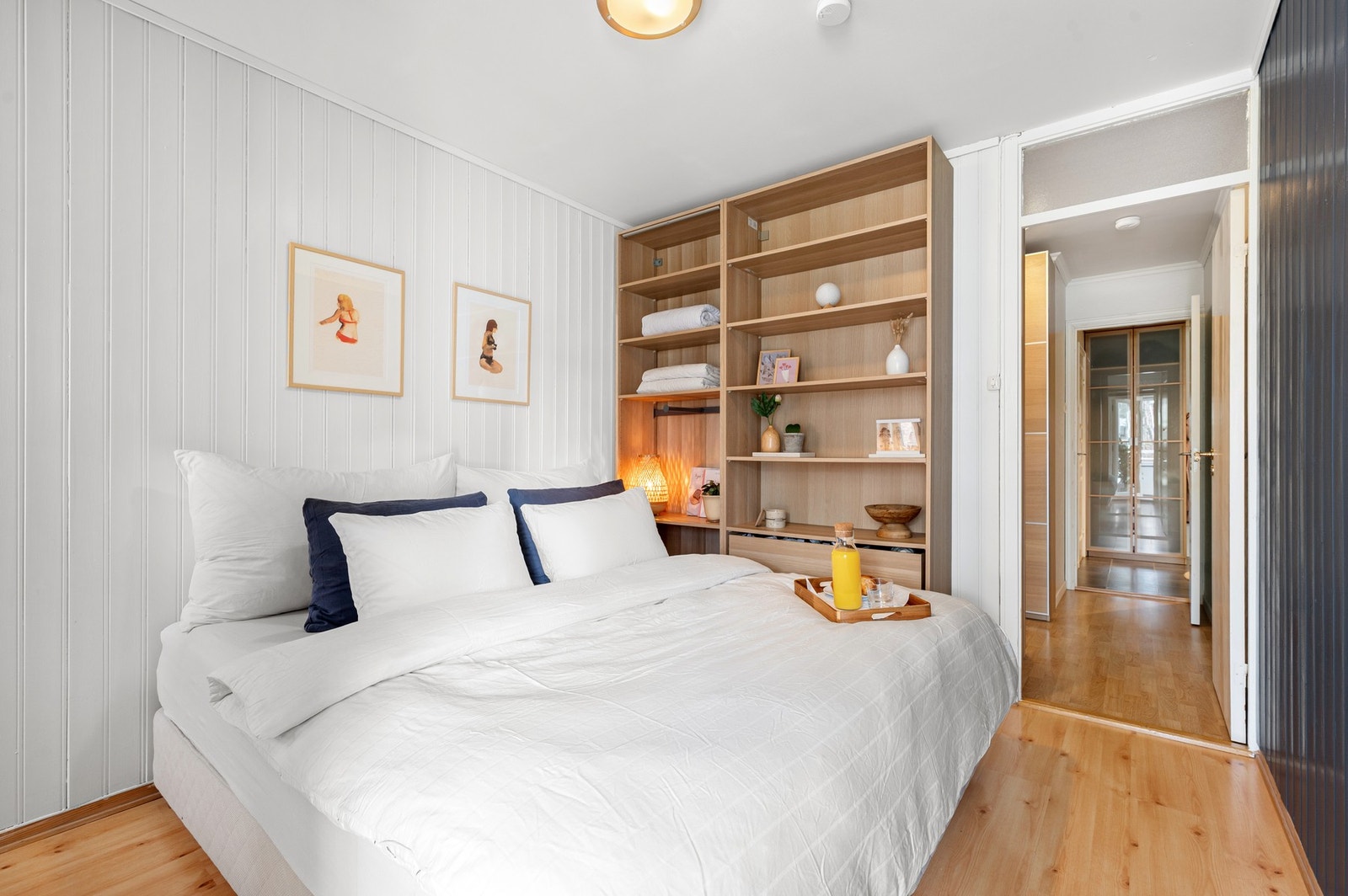 God plass til dobbeltseng og enkel garderobeløsning. Galleribilde