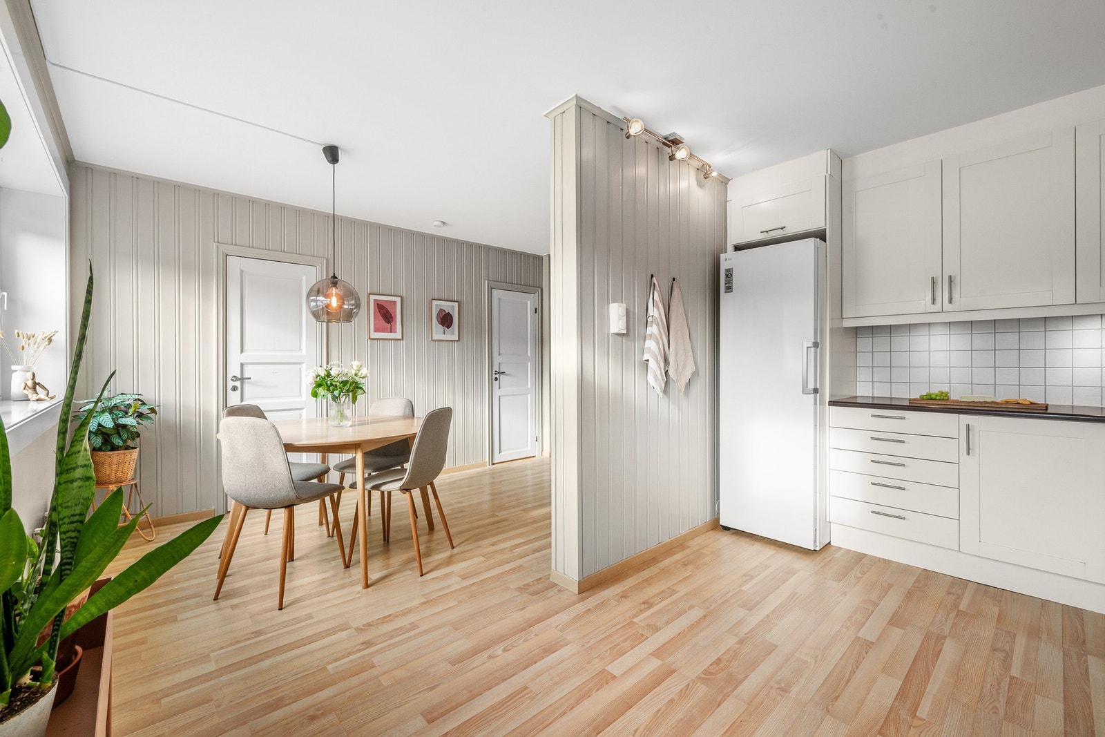 Fra kjøkkenavdelingen har finner man to av leilighetens soverom. Galleribilde