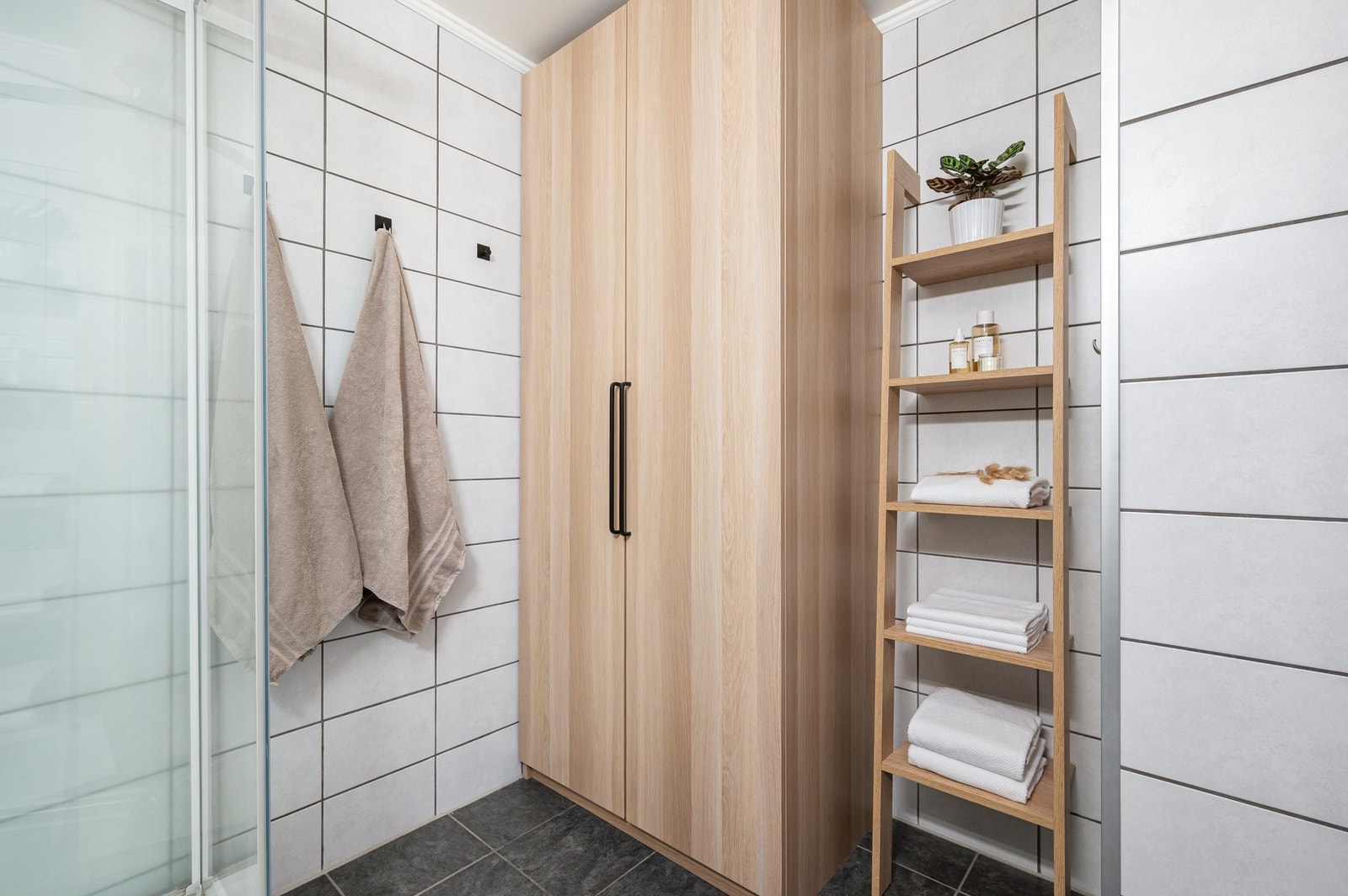 Her har man godt med oppbevaringsplass i høyskap. Galleribilde