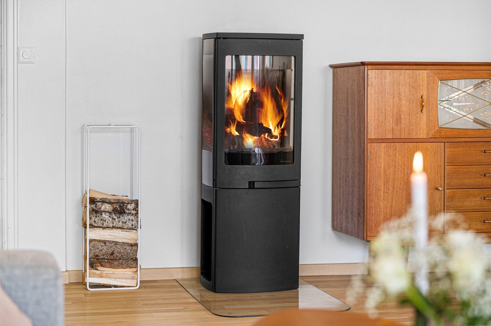 Leiligheten varmes opp via elektrisitet og vedfyring. Peisovnen bidrar til en lun og behagelig atmosfære samt effektiv oppvarming. Galleribilde