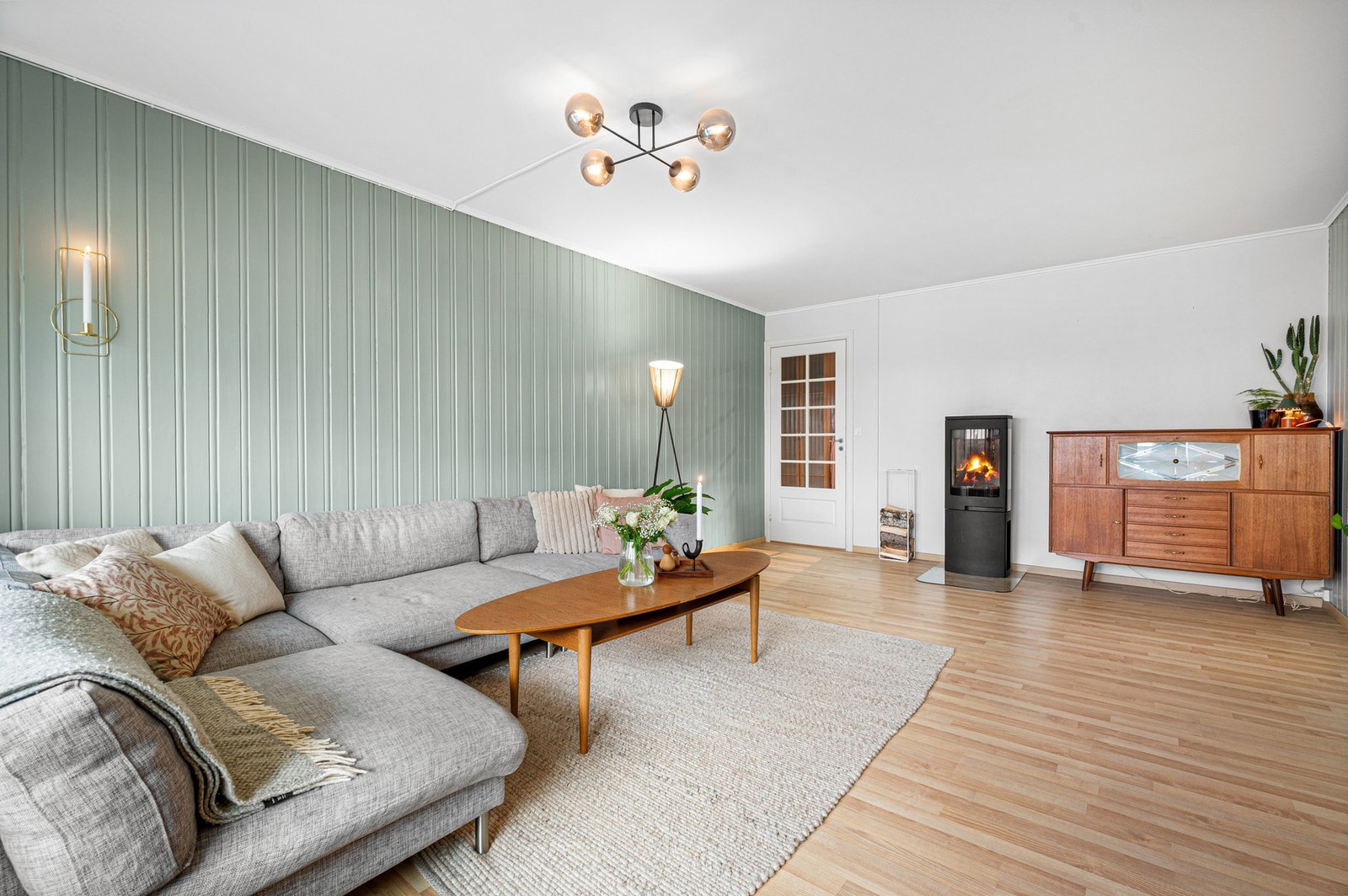 Romslig stueavdeling på ca. 23m² med svært gode møbleringsmuligheter. Galleribilde