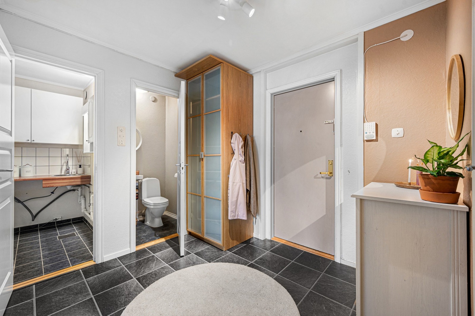 Nyere callinganlegg ved ytterdør. Sikringsskap m/automatsikringer er lokalisert rett utenfor døren, og her finner du også felles luftebalkong til f.eks tørking av sengetøy. Galleribilde