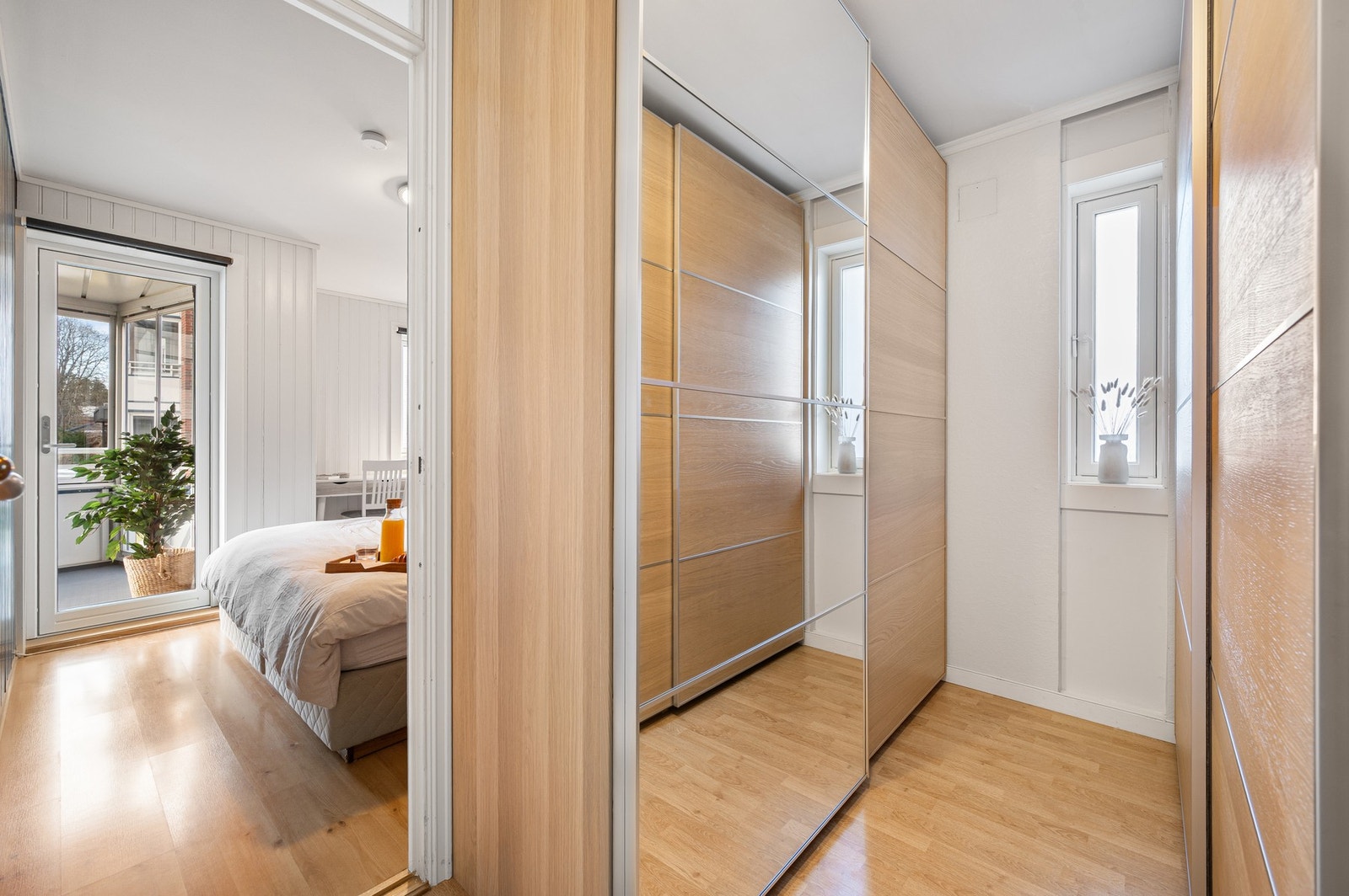 I forlengelse av soverommet har man også en romslig "walk-in" med skyvedørsgarderobe. Galleribilde