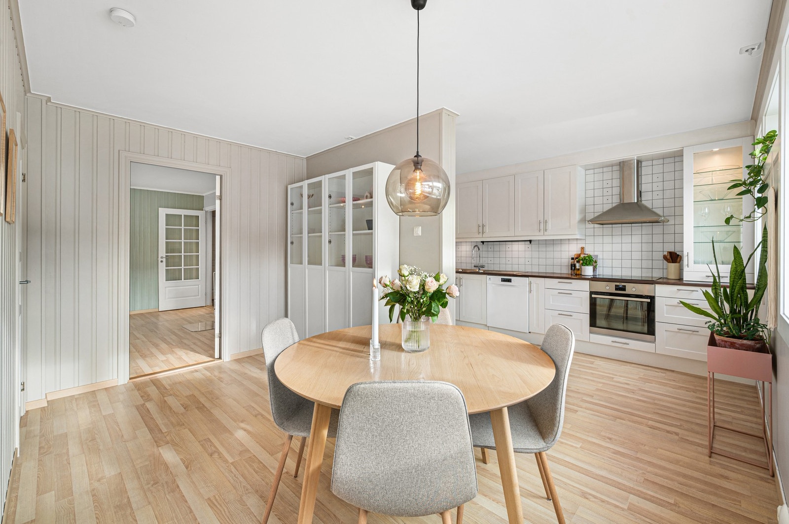 Kjøkkenavdelingen er praktisk inndelt og måler samlet sett 20m². Galleribilde