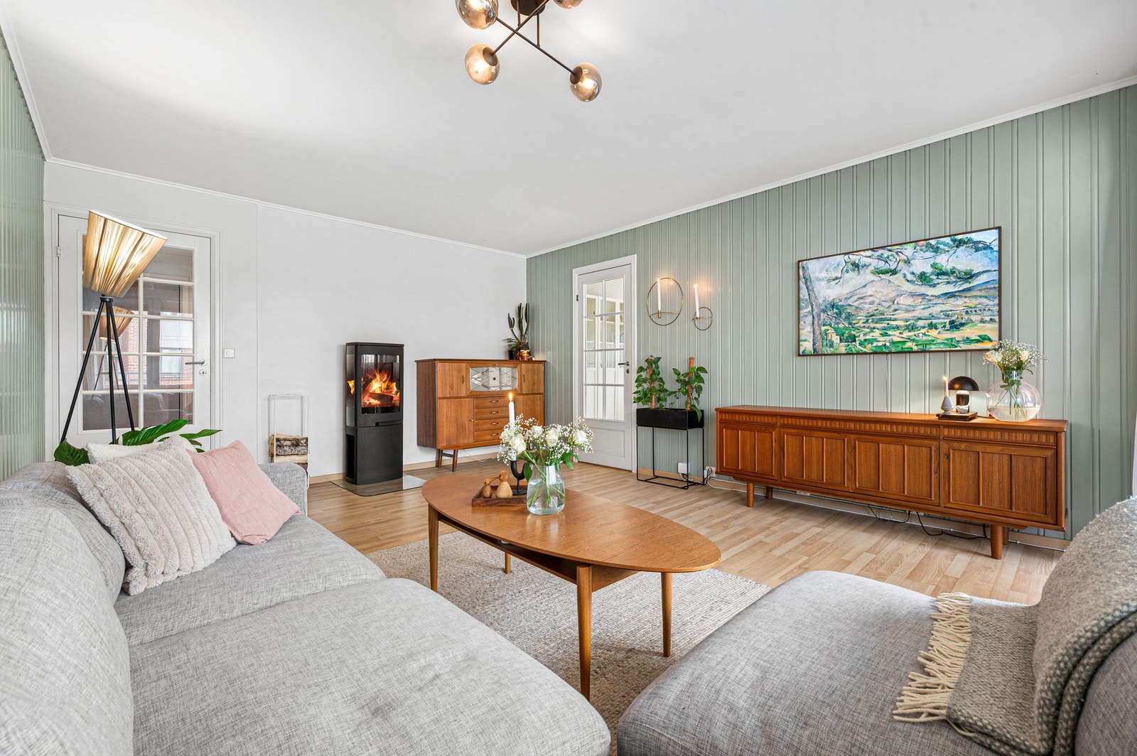 Felleskostnadene inkluderer bl.a TV-pakke, internett (fiber), kommunale avgifter, trappevask, vaktmestertjeneste m.m. Galleribilde