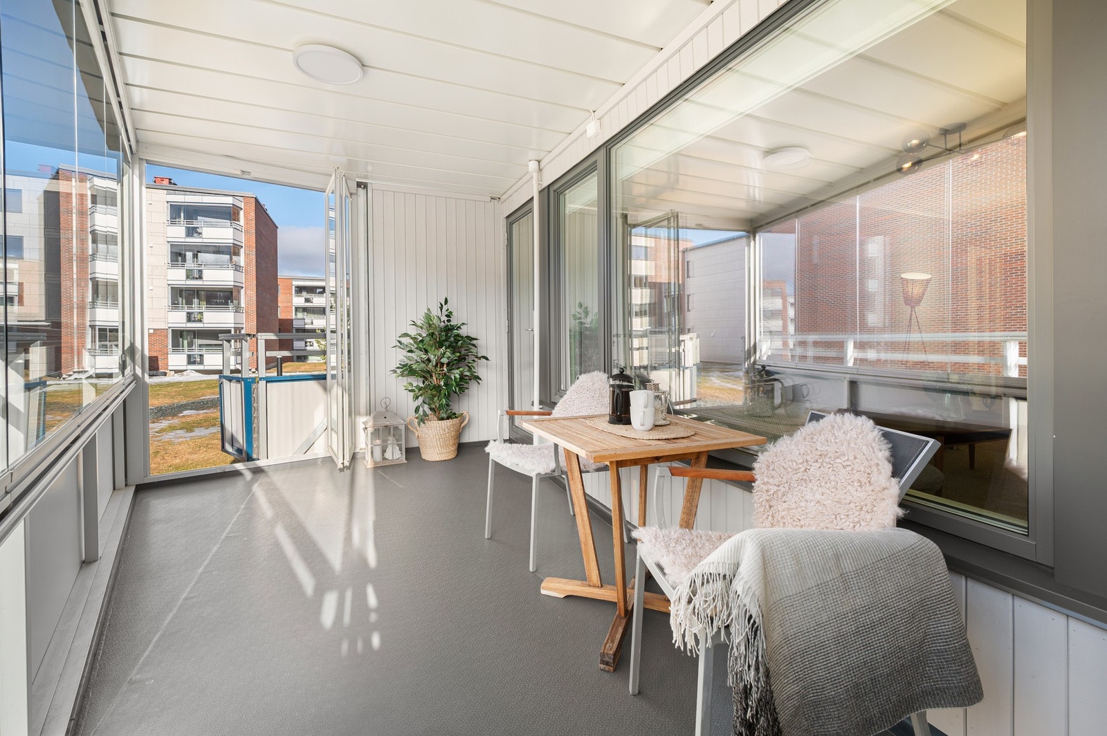 Balkongen er på hele 10m² som gir godt med plass til utemøblement, grill mm. Galleribilde