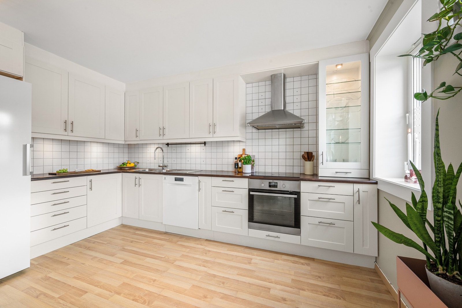 Et funksjonelt og velutstyrt kjøkken i tidløs utforming med god skapplass og praktiske arbeidsflater. Galleribilde