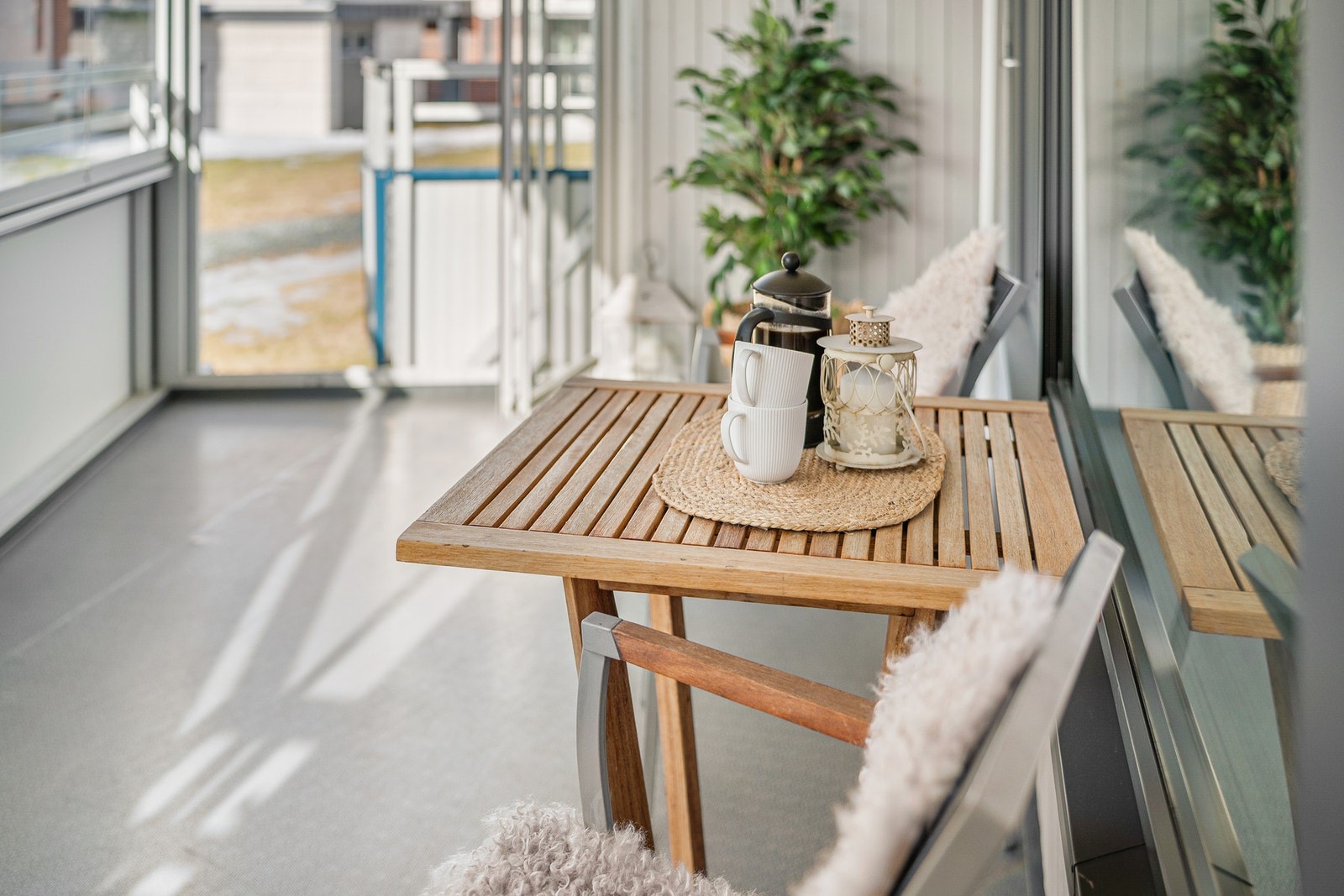 Her nyter man lang solgang og god luft mellom blokkene. Glassene kan skyves til siden og åpnes helt opp slik at balkongen kan brukes sommer som vinter. Galleribilde