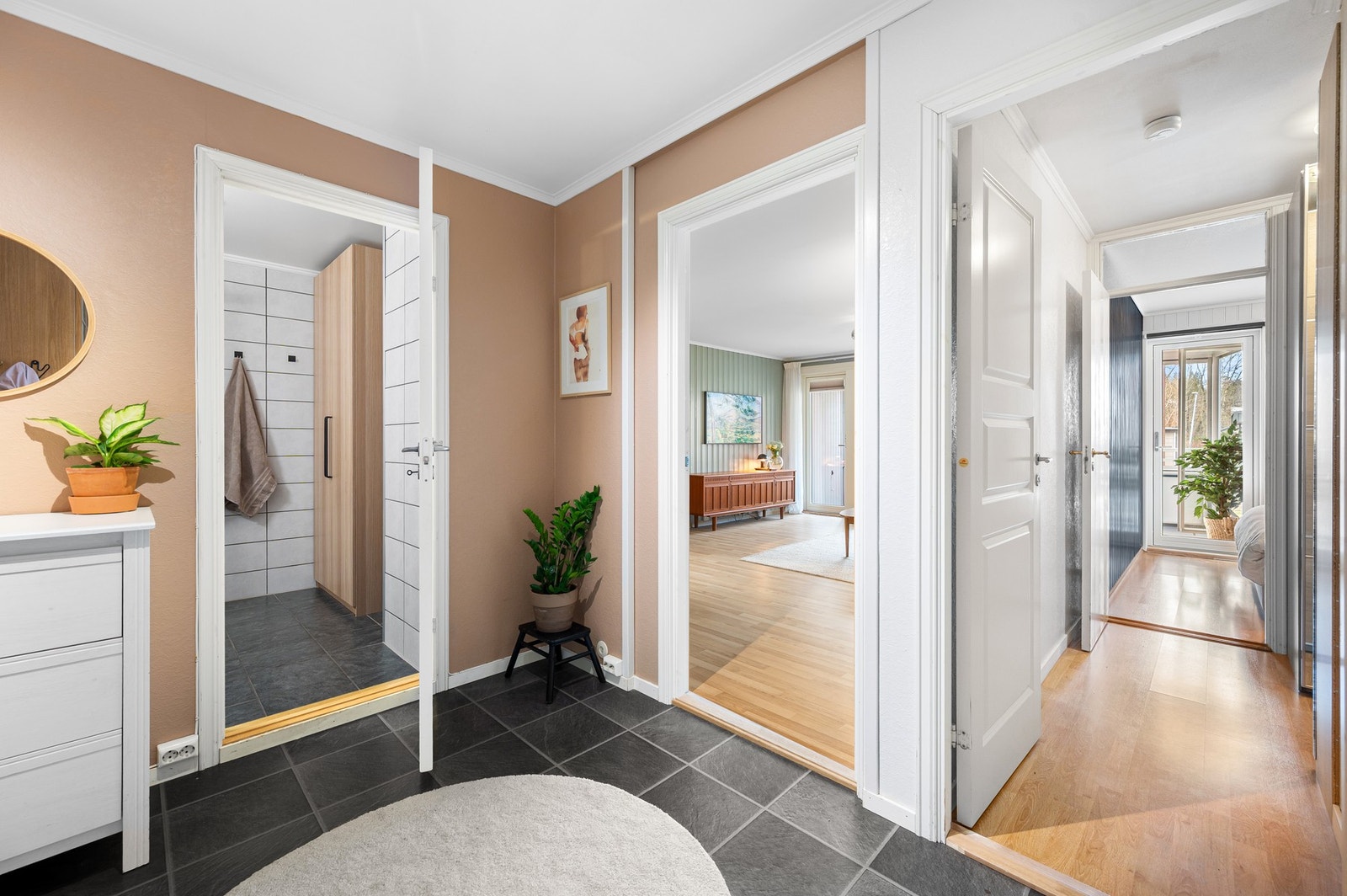 Romslig gang på ca. 7m² malt i moderne fargepaletter. God plass til å henge fra seg yttertøy. Leiligheten disponerer også 2 private boder i kjeller på totalt 10m² samt en felles bod for lagring. Galleribilde