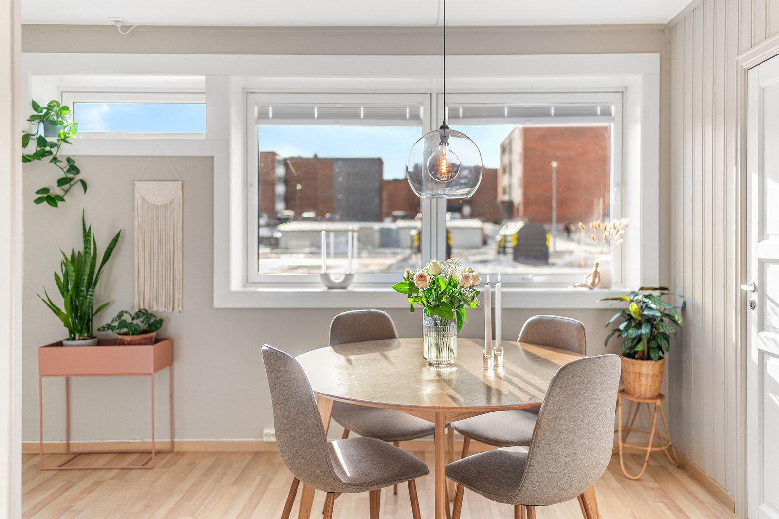 God plass til spisegruppe i forbindelse mellom stue og kjøkken. Galleribilde