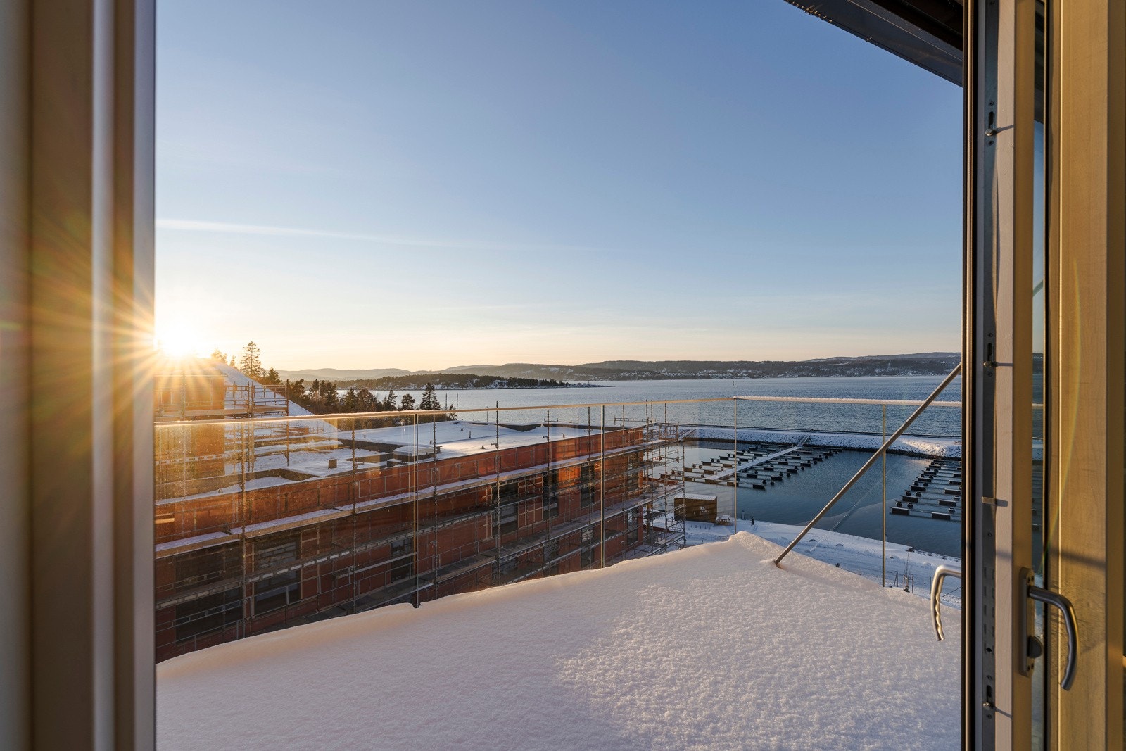 Her ser vi utsikten fra leiligheten mot sjøen. Området tar form og utsikten er nå reell. Stillaset fjernes i løpet av våren Galleribilde