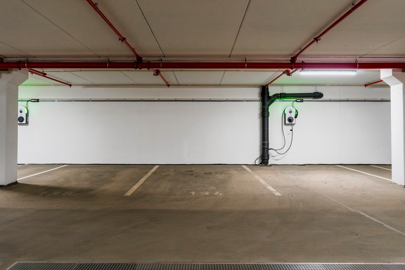 Parkeringsplass og bod i kjeller. På parkeringsplassen er det klargjort for elbillader. Galleribilde