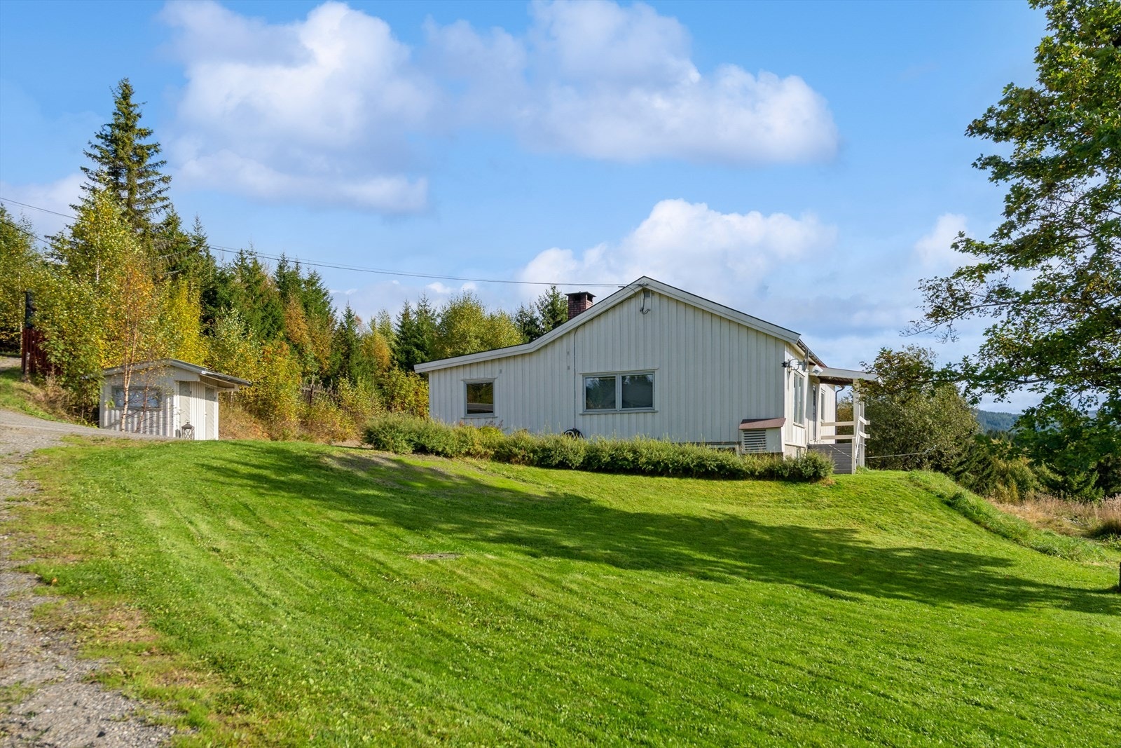 Romslig hage og grønn gressplen - Her kan man ha det mye moro! Galleribilde