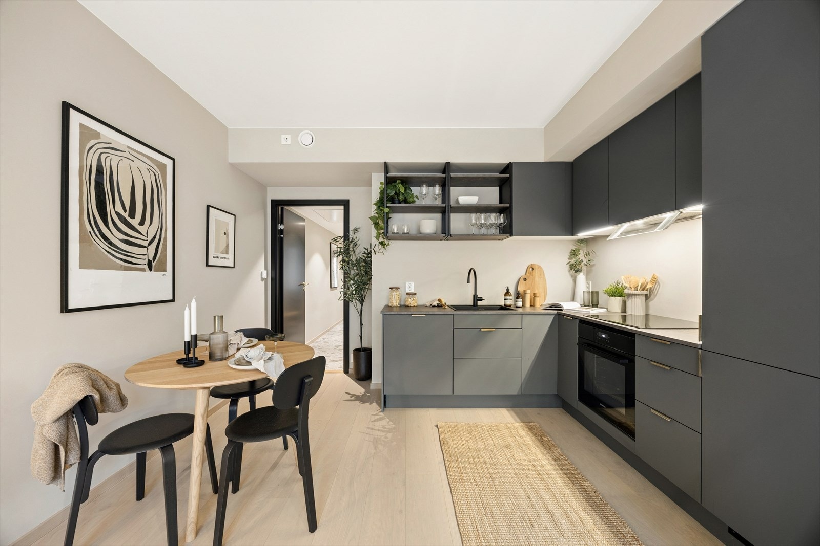 I stuen er det plass til sofagruppe med tilhørende møblement, samt en spisegruppe. Galleribilde