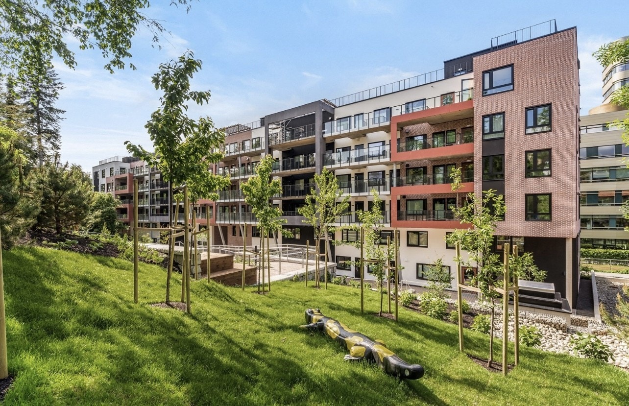 Sameiet har en pent opparbeidet bakhage som preges av sittegrupper og beplantning. Galleribilde