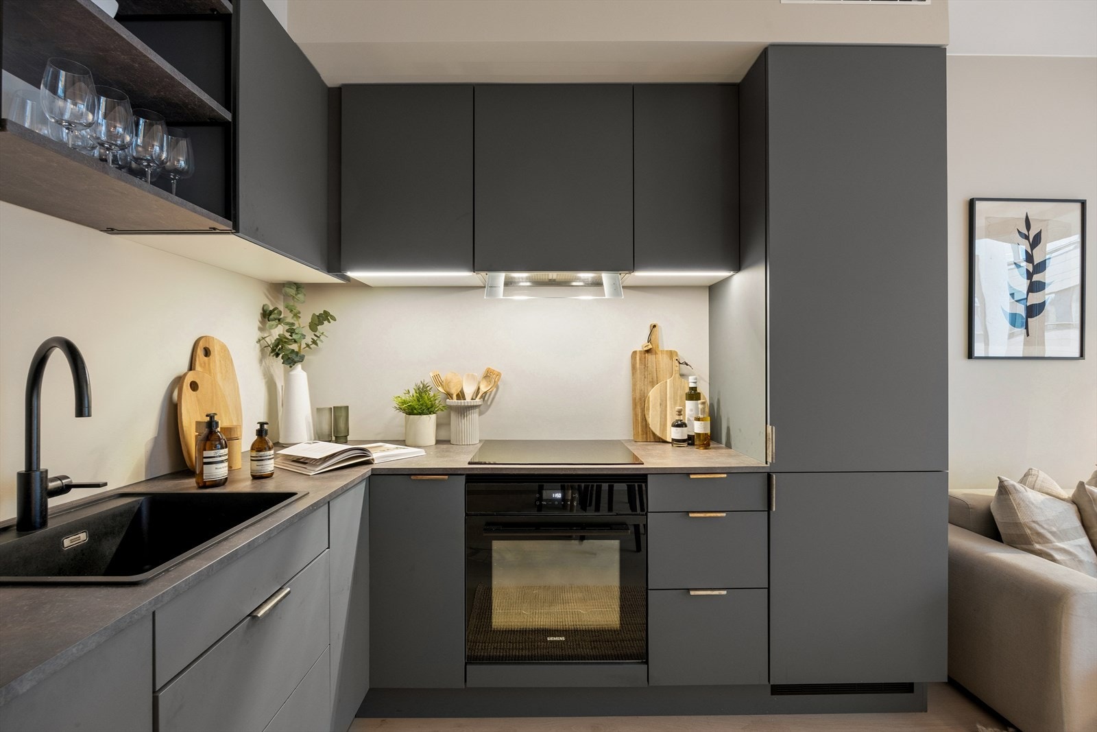 Her er det integrert komfyr med pyrolysefunksjon, platetopp, oppvaskmaskin og kjøleskap. Galleribilde