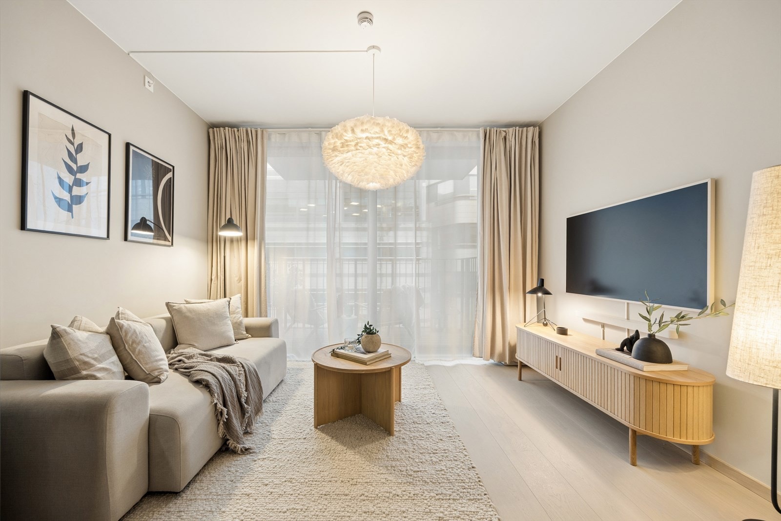 Stuen fylles med naturlig lysinnslipp fra en stor vindusflate og har en god romfølelse. Galleribilde