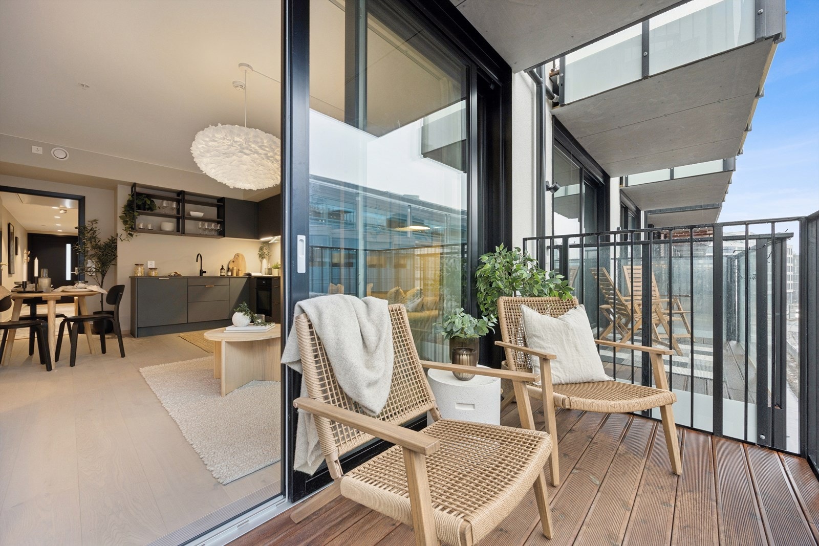 Sydvestvendt balkong som blir en naturlig forlengelse av oppholdsarealet på sommerstid. Galleribilde