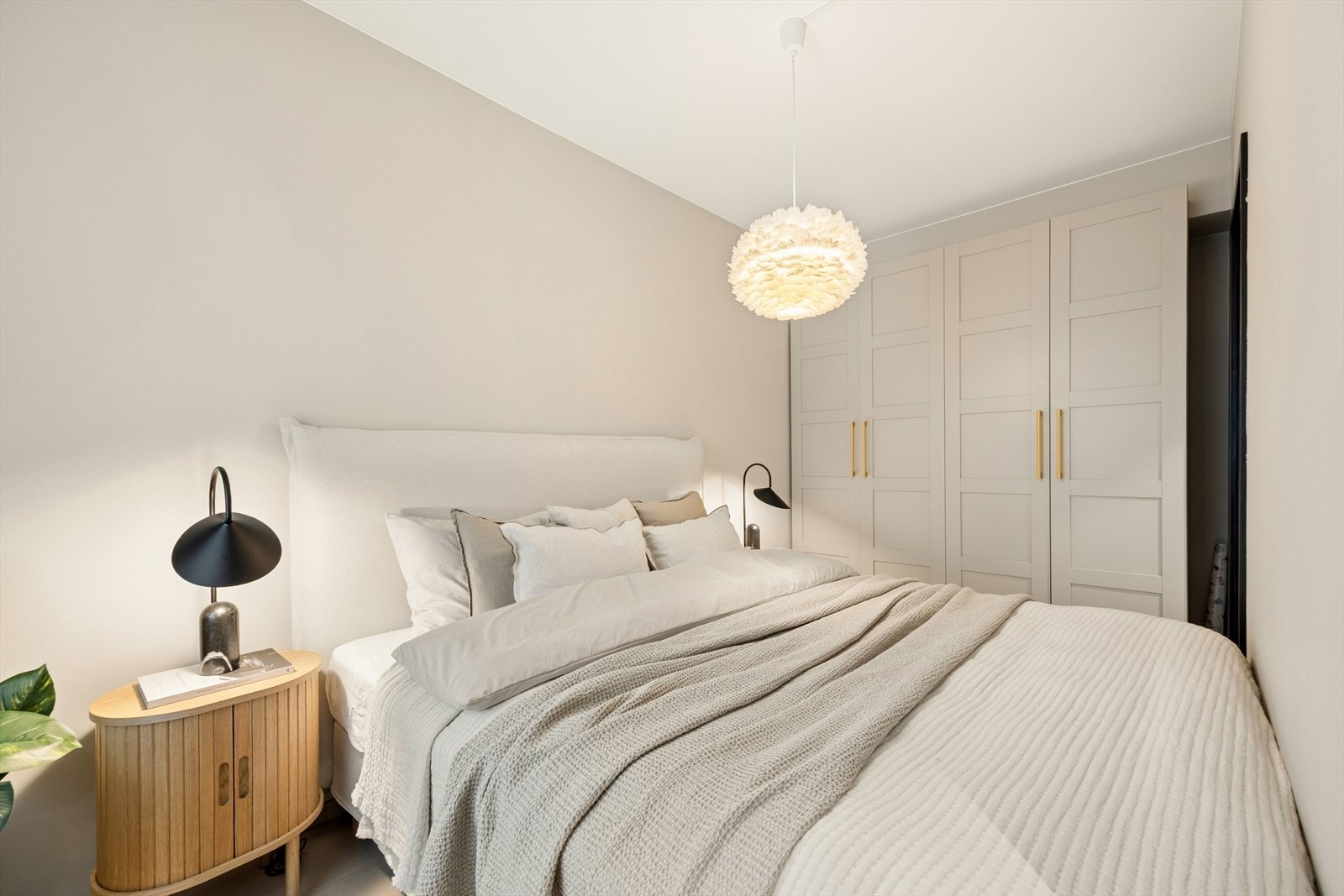 Soverom av god størrelse med plass til dobbeltseng og tilhørende møblement. Her er det en lekker garderobeløsning. Galleribilde