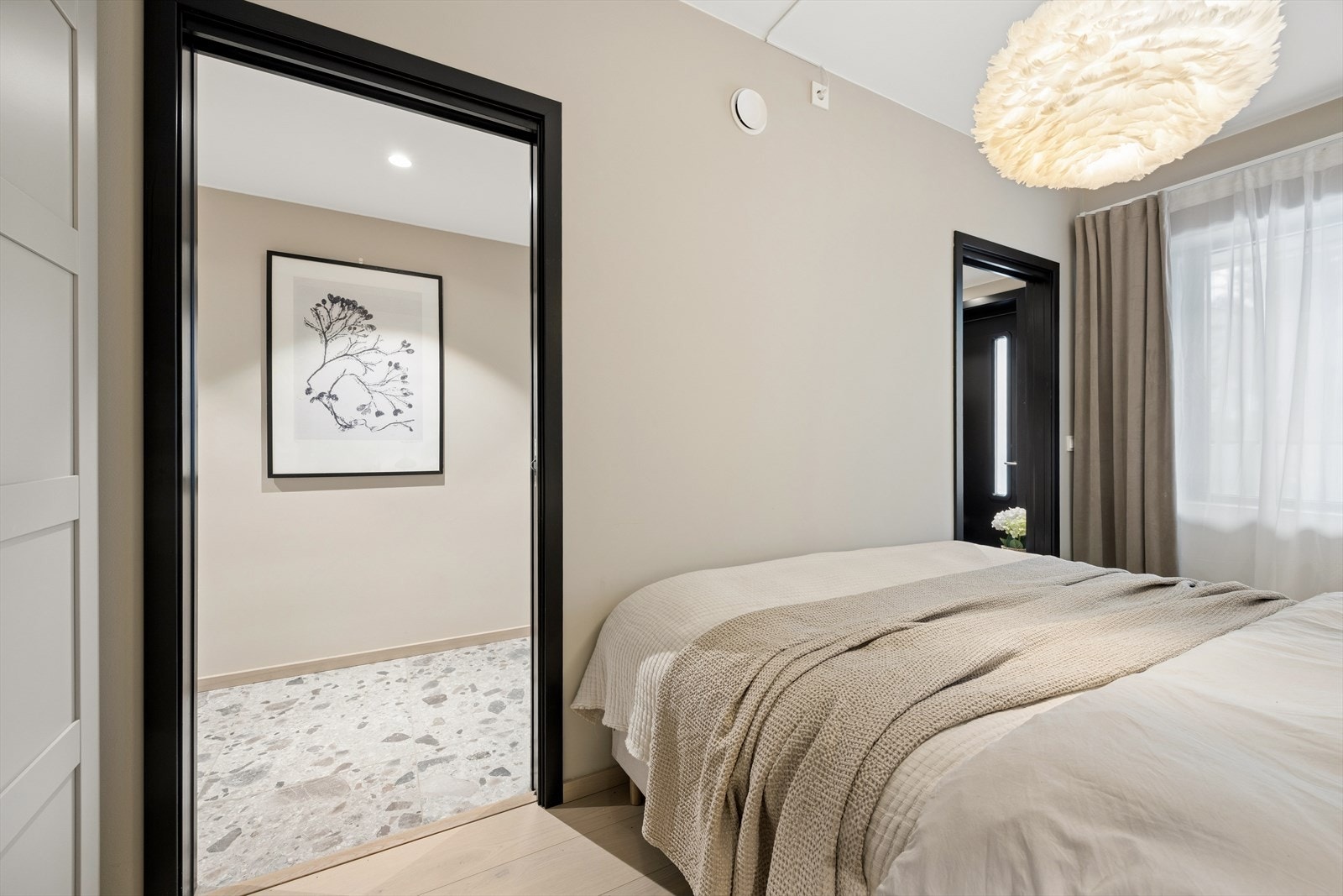 Adkomst til soverom fra entré. Galleribilde