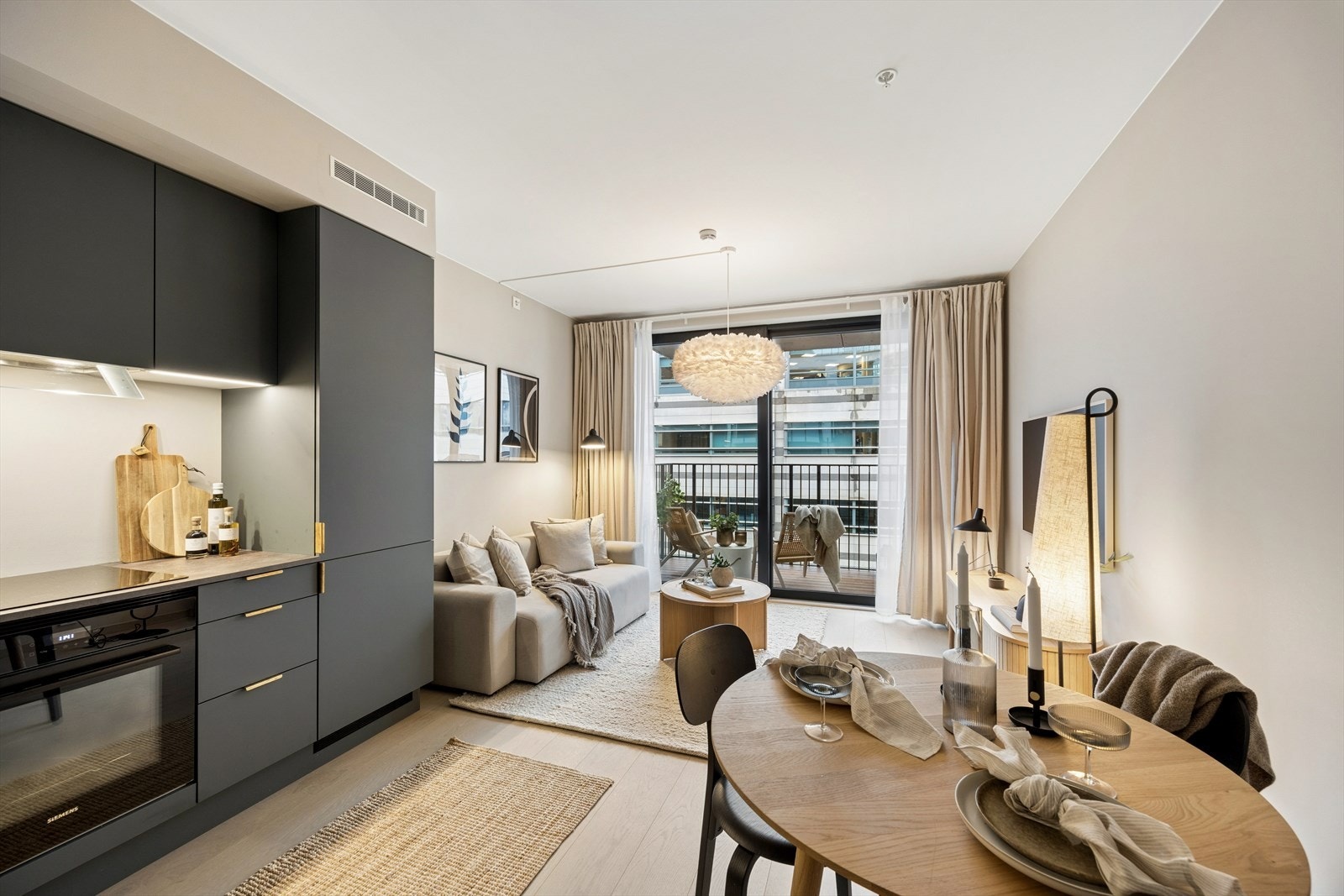 Boligens oppholdsrom blir sosialt med åpen stue/kjøkken løsning. Galleribilde