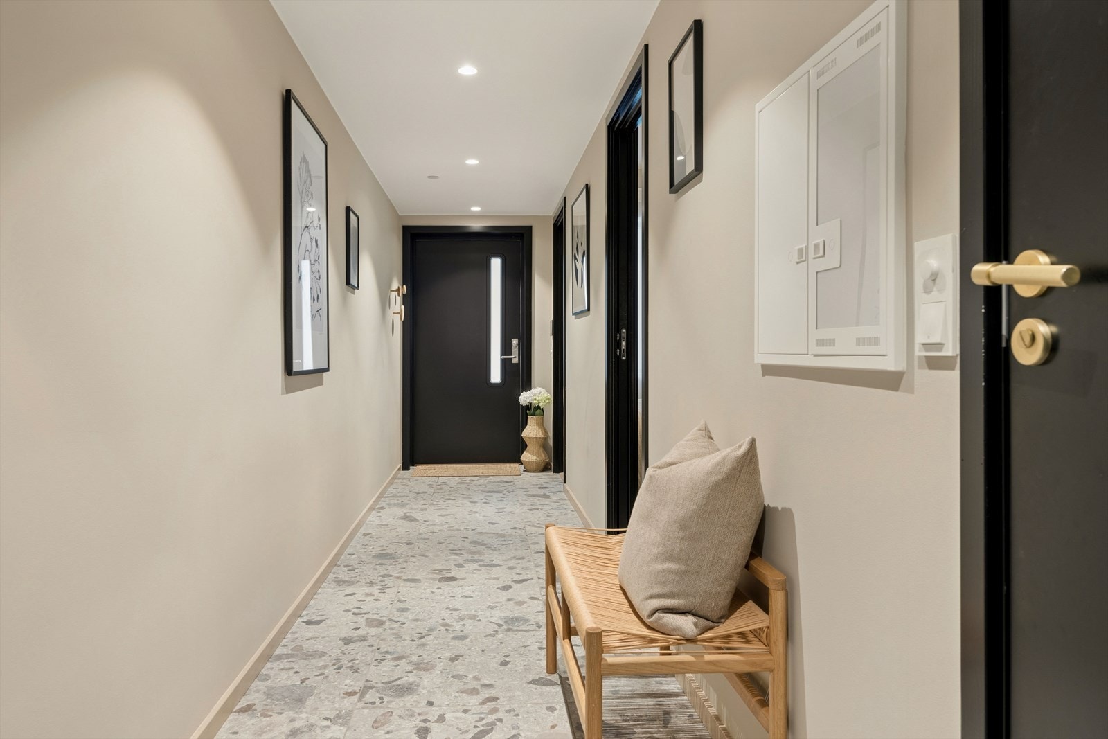 Ved adkomst møtes du av en innbydende entré med lekre fliser på gulv, et behagelig fargevalg på vegger og innfelt lys i taket. Galleribilde