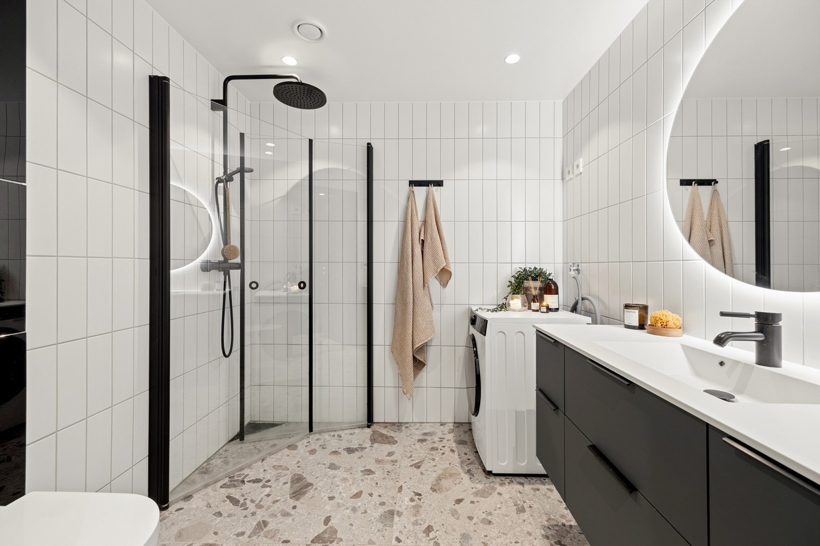 Lekkert baderom fra 2024 med varmekabler i gulv og downlights i tak. Galleribilde