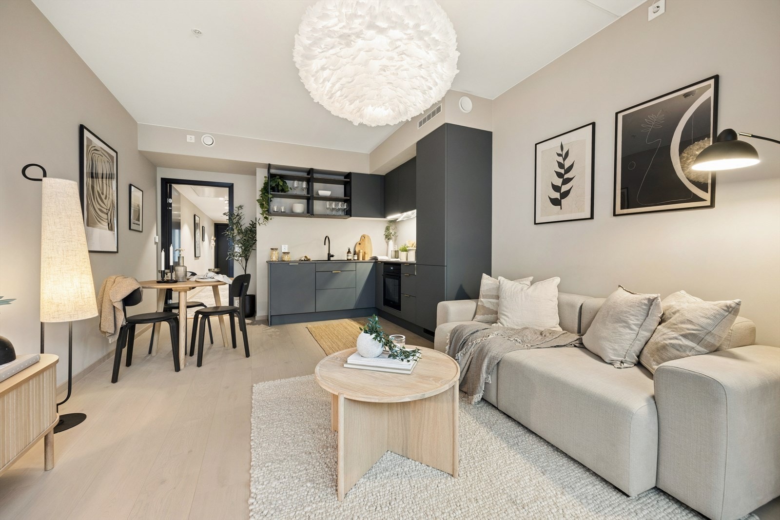 Stuen/kjøkkenet blir et sosialt rom med naturlige møbleringssoner. Galleribilde