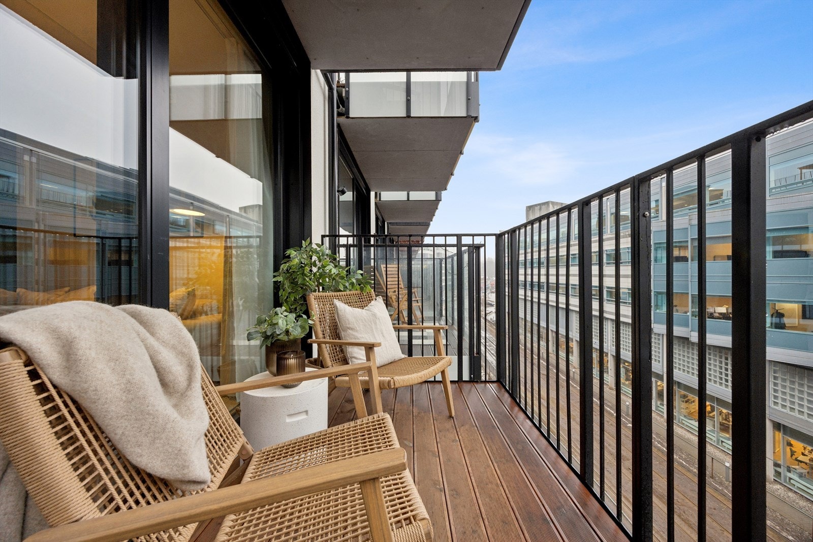 På balkongen er det plass til et trivelig utemøblement. Galleribilde