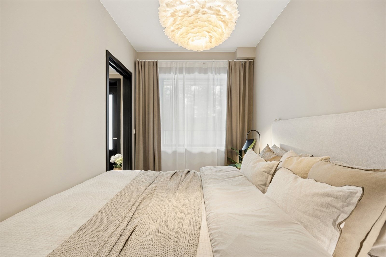 Rommet er lyst med stor vindusflate. Galleribilde