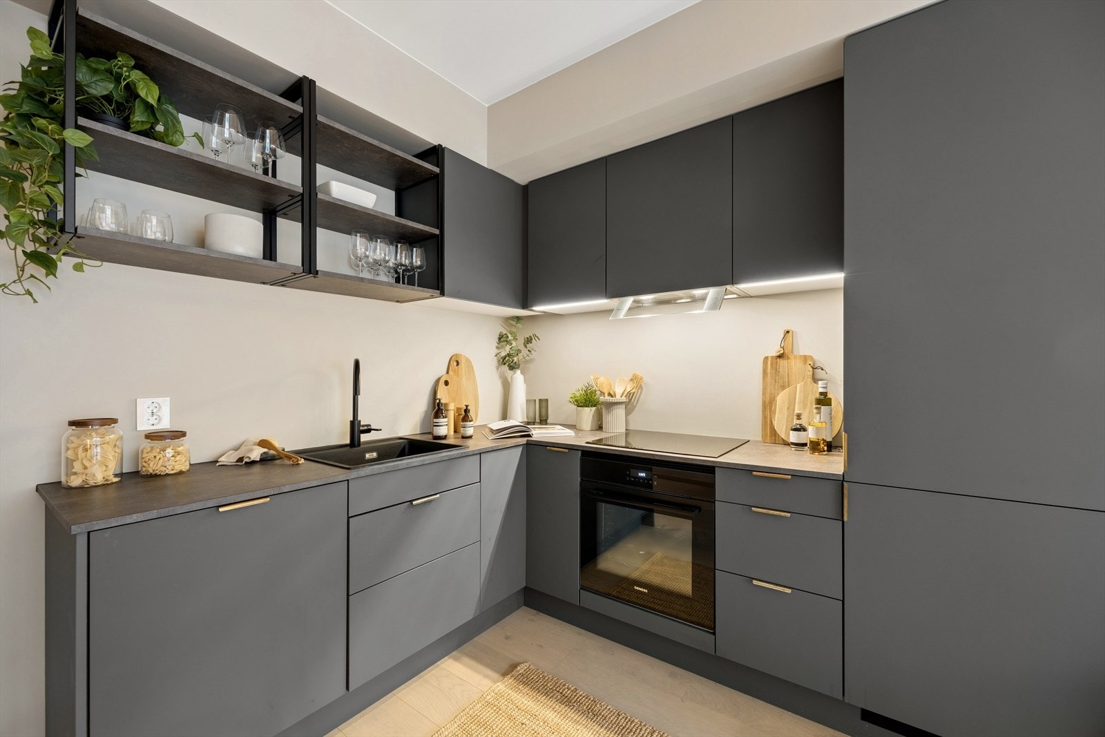 Lekkert HTH kjøkken fra 2024/2025 med glatte fronter og benkeplate i laminat. Galleribilde