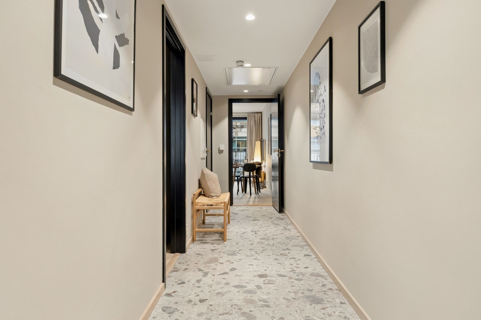 Boligen er oppvarmet med vannbåren varme i stue/kjøkken, entré og bad. Galleribilde