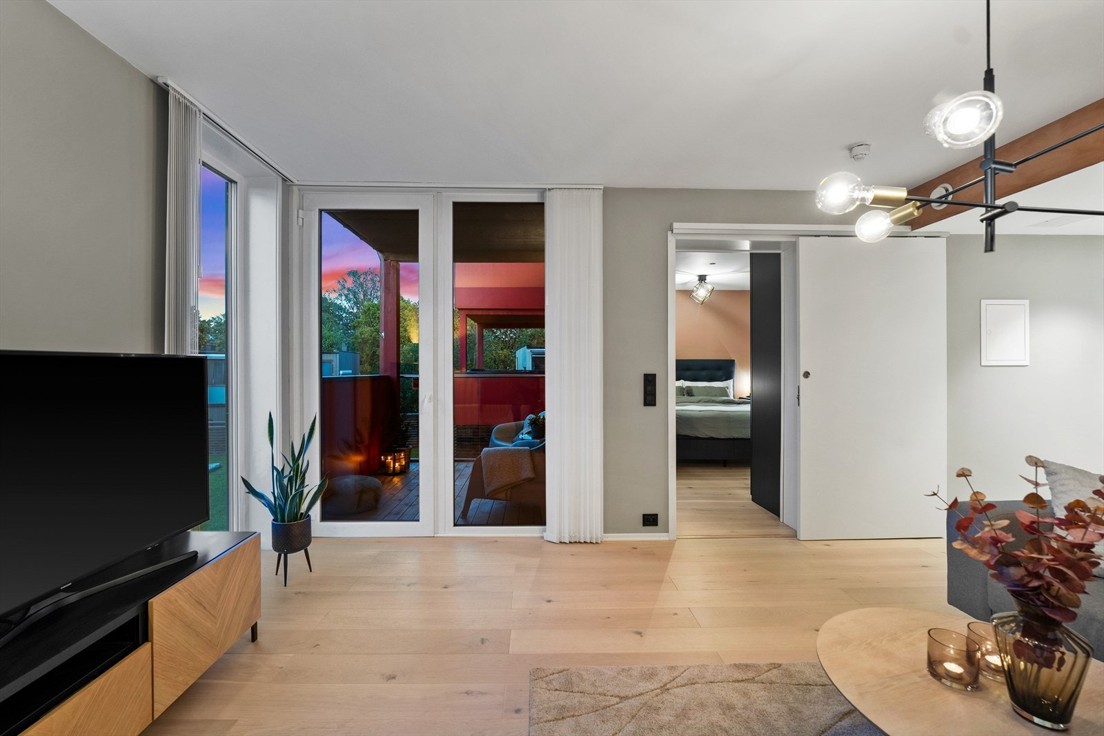 Fra stuen er det utgang til terrasse, som er en forlengelse av oppholdsrommet på varme sommerdager. Galleribilde