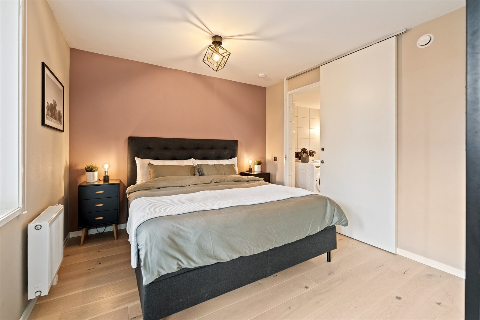 Fra soverommet er det også utgang til balkong, og det er direkte adkomst til baderommet. Galleribilde