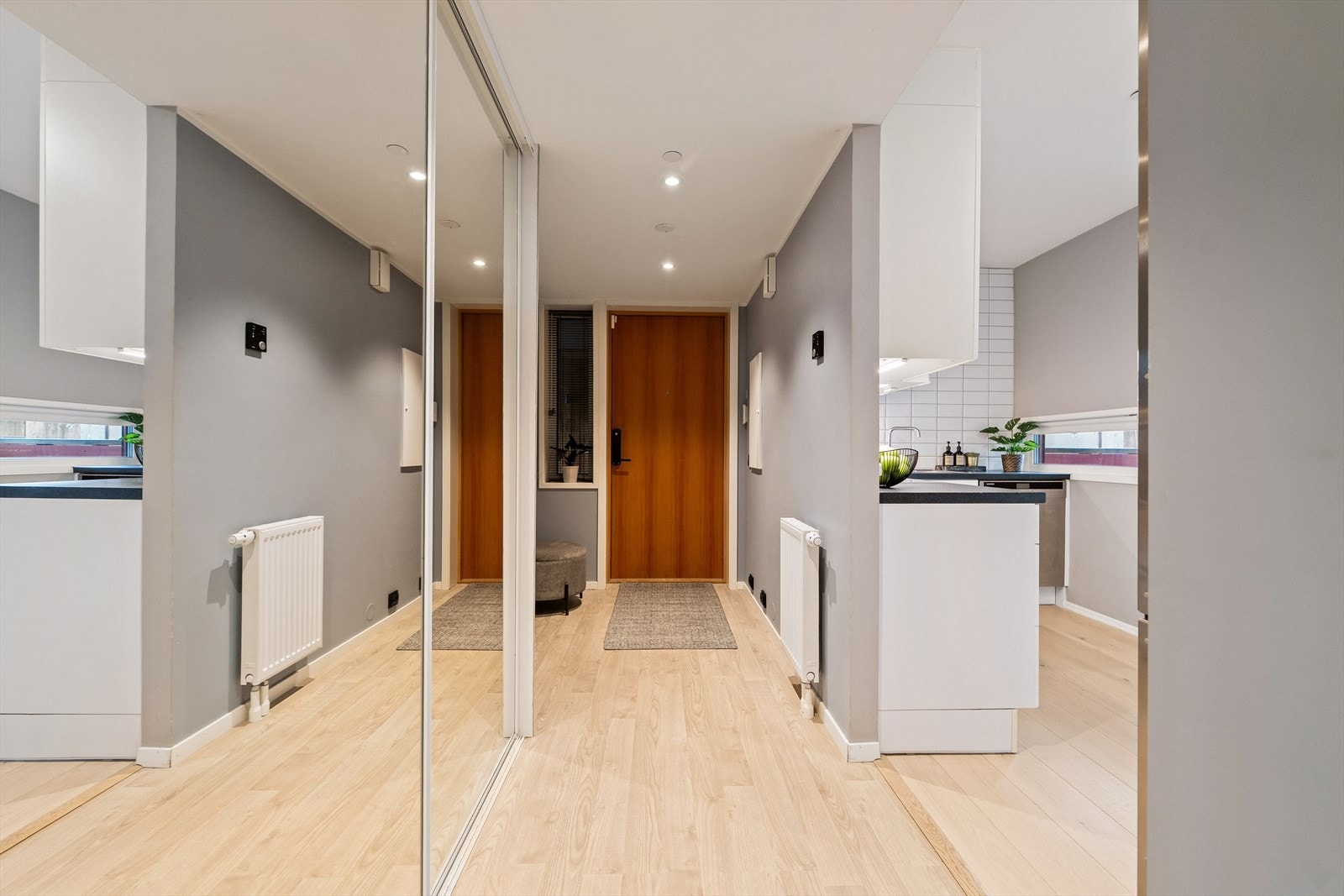 Entréen gir et godt førsteinntrykk, og er innredet med en praktisk skyvedørsgarderobe med speilfronter. Galleribilde