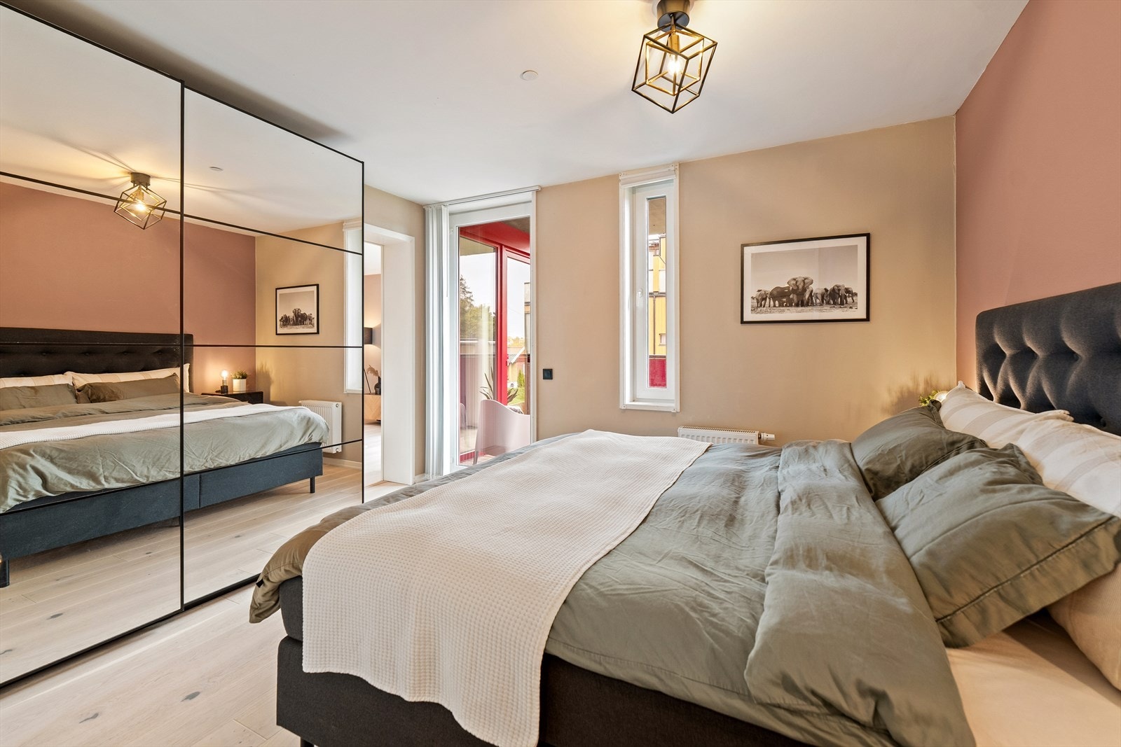 Boligen har to soverom. Hovedsoverommet er romslig, og har god plass til både dobbeltseng og nattbord på hver side. Videre er rommet innredet med en praktisk skyvedørsgarderobe med speilfronter. Galleribilde