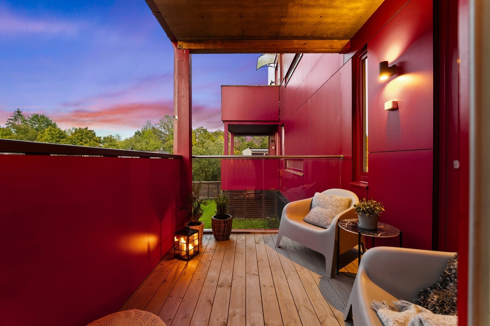 Terrasse er målt til ca. 6 kvm. Utebelysningen gjør balkongen funksjonell også på mørke kvelder. Galleribilde