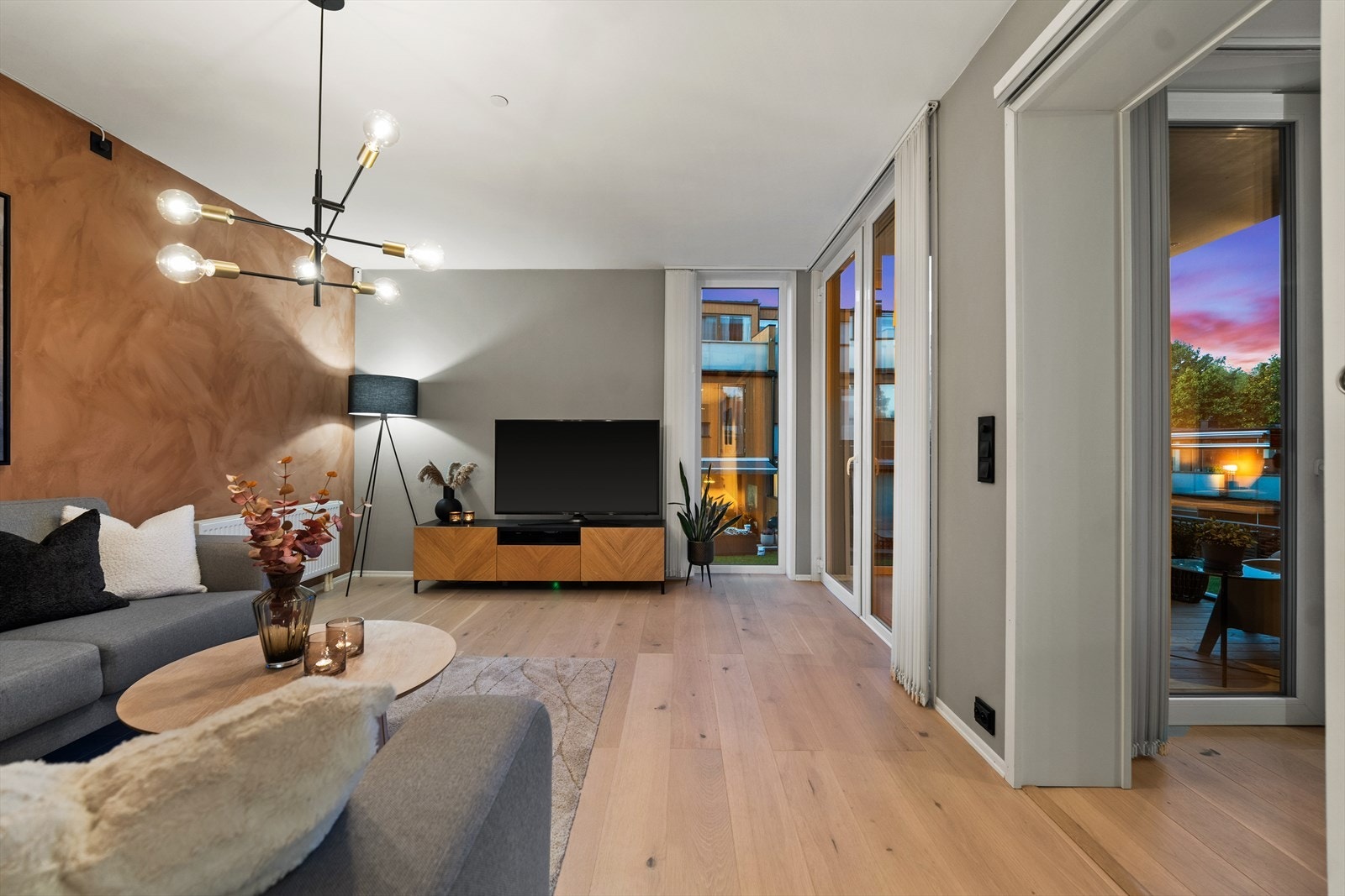 Stuen har god plass til både sofa, sofabord og tv-møblement. Galleribilde