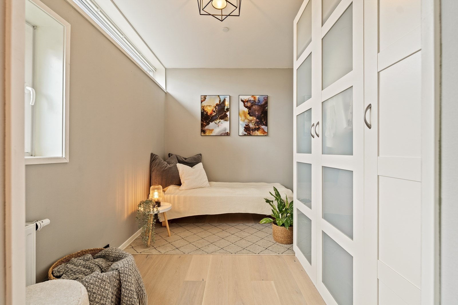 Soverom 2 to er lyst og innbydende. Her er det også godt med lagringsplass i skap. Galleribilde